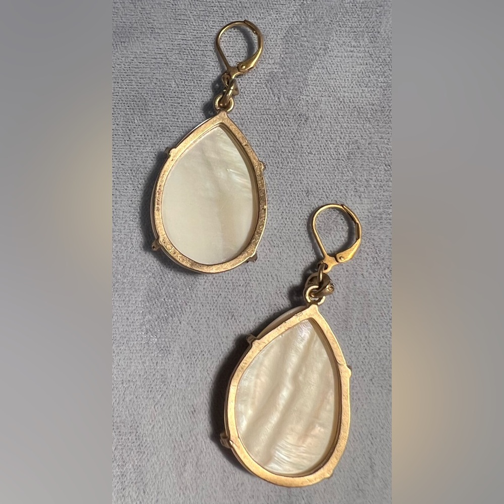 Large and light teardrop Mother of Pearl & Swarovski earrings - Picture 5 of 8